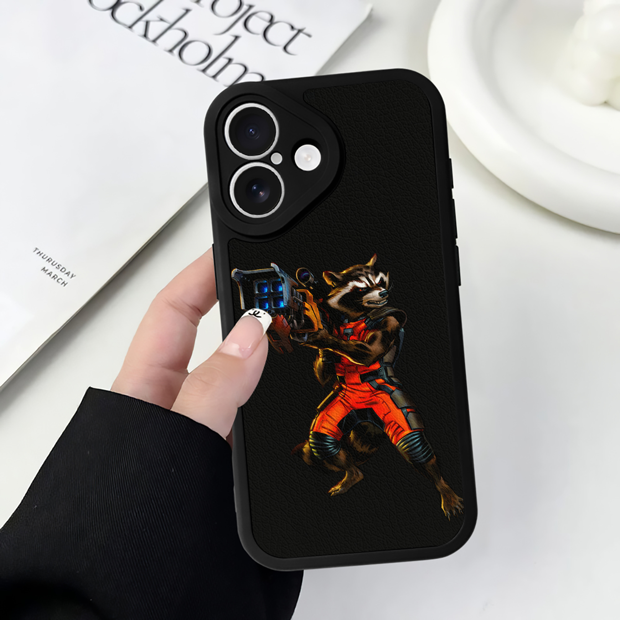 （画像用） アベンジャーズ The Avengers 【iPhone 16シリーズ対応】シリコンスマホケース（レザー調） 材質：シリコン